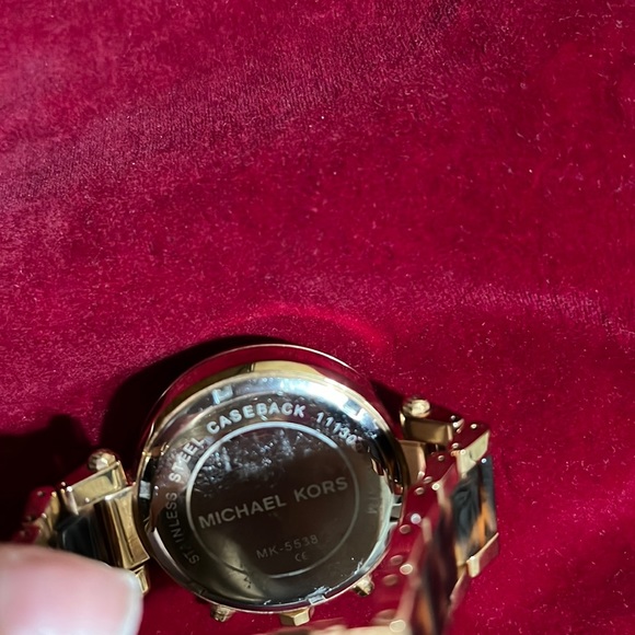 Michael Kors rose gold/tortoise watch - Picture 6 of 7